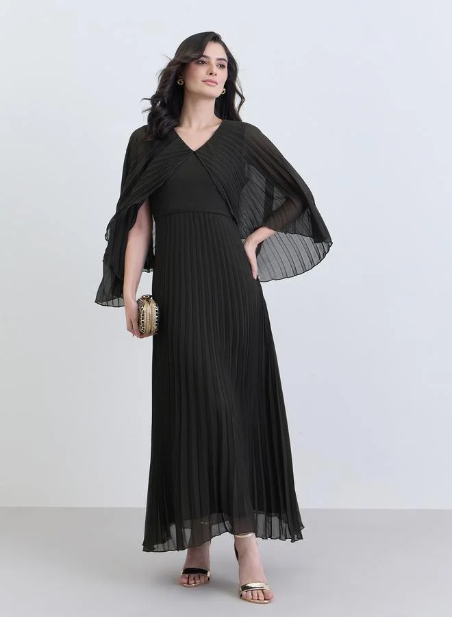 ستايلي فستان طويل بليسيه بأكمام كيب